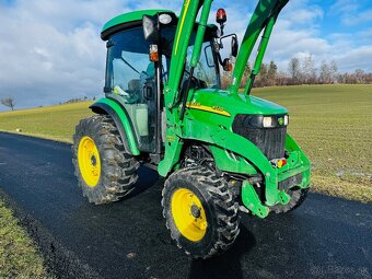 Komunální traktor JOHN DEERE 4720. - 2