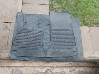 Predám gumené rohože kodiaq Superb 3 mercedes E - 2