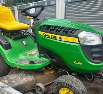 Traktorová kosačka John Deere X 145 - 2