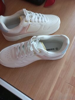 NOVE damske tenisky c39 biele s farebymiprvkami - 2