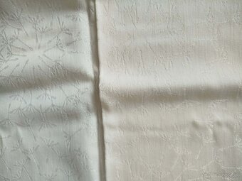 Biely damaškový obrus. - 2