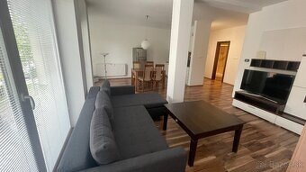 Priestranný 3-izbový byt 83,2 m² v centre Levíc na predaj - 2