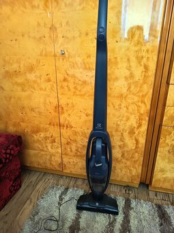 Tyčový vysávač Electrolux clean 300 - 2
