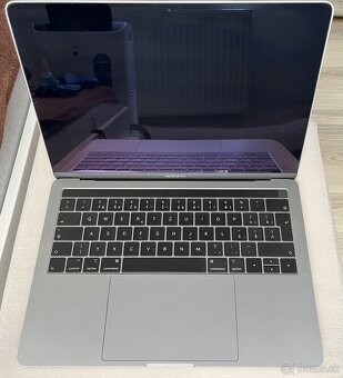 MacBook Pro 13" (2019) Touch Bar – výborný stav - 2