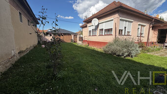 🏡 Na predaj: tehlový rodinný dom s veľkým pozemkom v obci Vá - 2