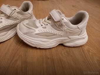 Posuniem dievčenské tenisky veľkosť 34 - 2