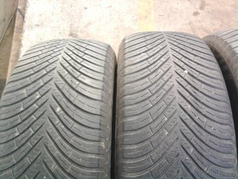 Predam zimne pneu 215/55 R16 znacky Vredestein - 2