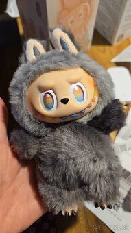 Labubu Biginto Energy šedý - 2