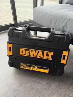 kladivo DeWalt D25134K - 2