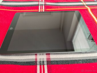 Predám Tablet Apple iPad 10.2 (2021) Wi-Fi 64GB - 2