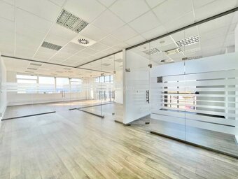 Na prenájom kancelárske priestory 1603 m2 v Living centre v - 2