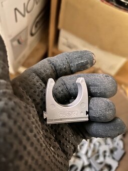 Plast uchyt na trubky - 2