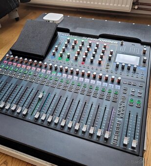 Soundcraft performer 2 - 2