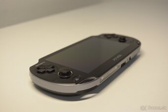 PS VITA OLED (PCH 1004) – Cracknutá + Púzdro + Nabíjačka
- 2