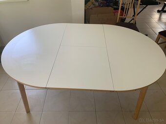 Drevený rozkladací stôl aj so stoličkami - 2