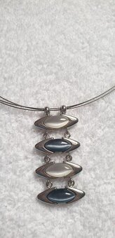 Choker s visiacim príveskom - 2