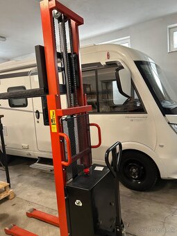 Vysokozdvižný vozík so zabudovanou nabíjačkou - 2