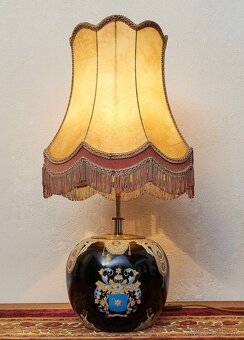 Starožitná stolní lampa s erbem a putti - 2