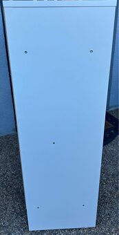 Komoda so suplikom - 2