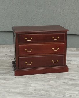 Komoda s 3 zásuvkami. - 2