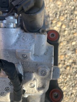 Rozdeľovač aktívneho stabilizátora a riadenia BMW f10 - 2