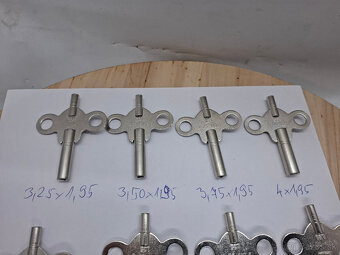 Predám rozne obojstranné klúčiky na starožitné hodiny 7€ kus - 2