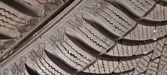 Predám 2ks pekné zimné 185/65r15-88T Semperit - 2