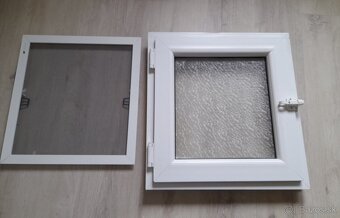 Predám sklopné plastové okno-rozmer rámu 540mmx570mm - 2