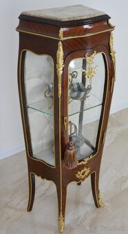 Zámecká vitrína zdobená bronzem - 2
