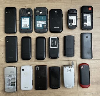 Zbierka starých mobilov Samsung - 2