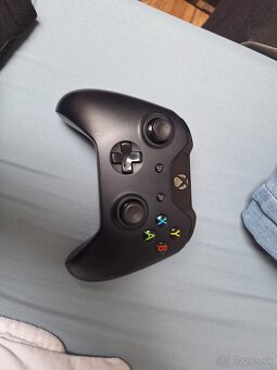 Xbox One plus FIFA 16, FIFA 20 - 2