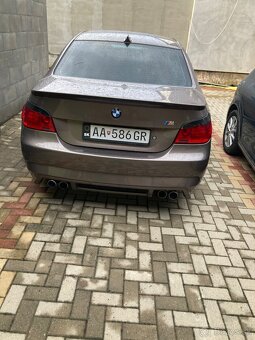 BMW e60 manuál - 2