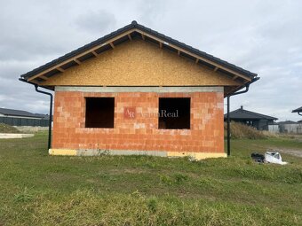 Praktický 4-izbový bungalov v novovybudovanej lokalite- Horo - 2