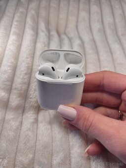 Apple AirPods 2. generácie - 2