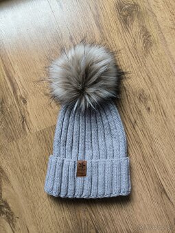 Dámska čiapka s kožušinovým brmbolcom - 2