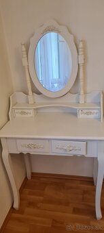 Kozmeticky stolik - 2