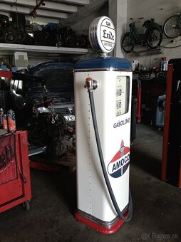 Tankovací stojan Amoco. - 2