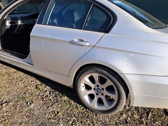 Rozpredam bmw e90 na diely - 2