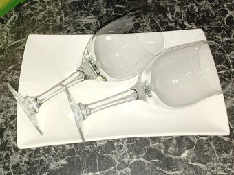 Predáme  poháre  a tácku. - 2