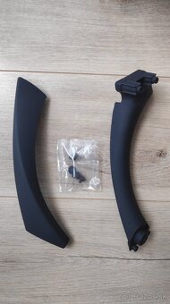 BMW E90 E91 E92 E93 - nove cierne / bezove madlo dveri - 2