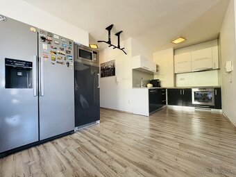 Na predaj: priestranný 3-izbový byt s terasou v obľúbene - 2