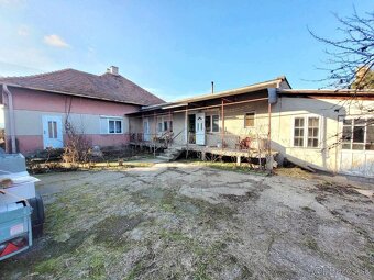 Tehlový rodinný dom s garážou v obci Salka. - 2