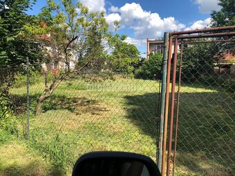 Pekný pozemok v obci Bánov pri parku - 2