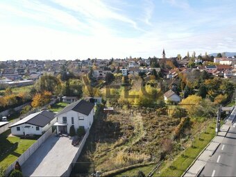 Priestranný stavebný pozemok v pokojnej obci Budmerice - 2