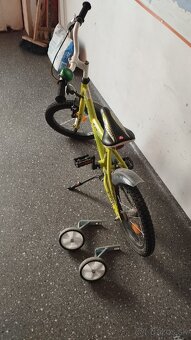 Malý bicykel, zelený s pomocnými kolieskami - 2