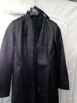 2xKabát čierny, 1xTrenčkot červený, i n é - 2