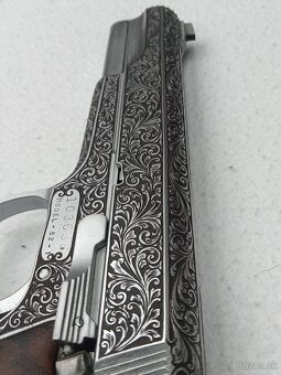 Luxusná gravírovaná pištoľ Smith & Wesson 52-1 - 2