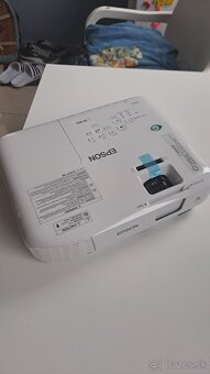 Predám projektor EPSON EB-W05 - 2