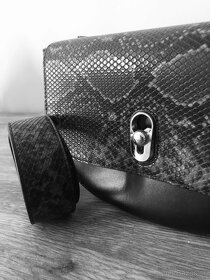 Dámska kabelka s hadím vzorom - 2