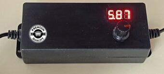 Adaptér nastaviteľný 230 V 3 - 12 V - 5 A - 2